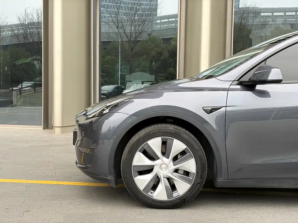 Tesla Model Y Long Range All-Wheel Drive 2022 Refresh 2023 - thumbnail 10