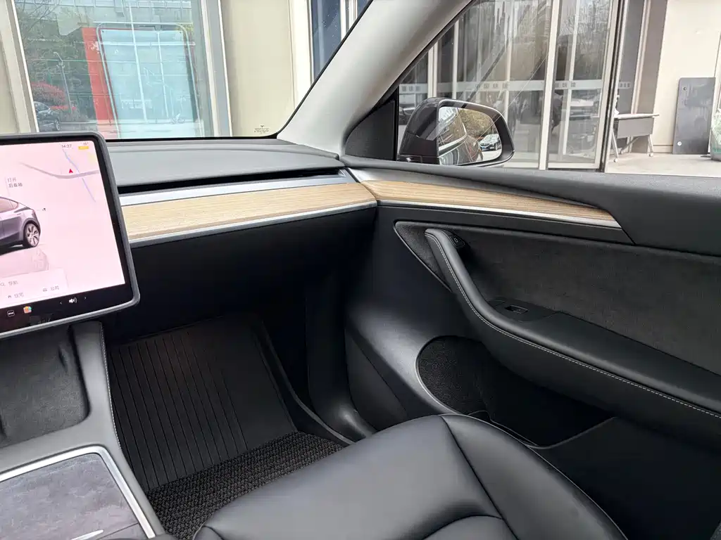 Tesla Model Y Long Range All-Wheel Drive 2022 Refresh 2023 - thumbnail 14