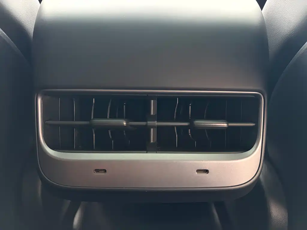 Tesla Model Y Long Range All-Wheel Drive 2022 Refresh 2023 - thumbnail 16