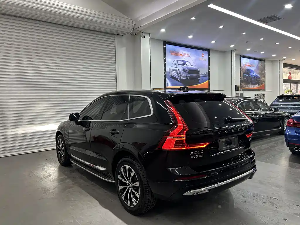 Volvo Volvo XC60 2022 B5 AWD Momentum Luxury Edition 2022 - thumbnail 4