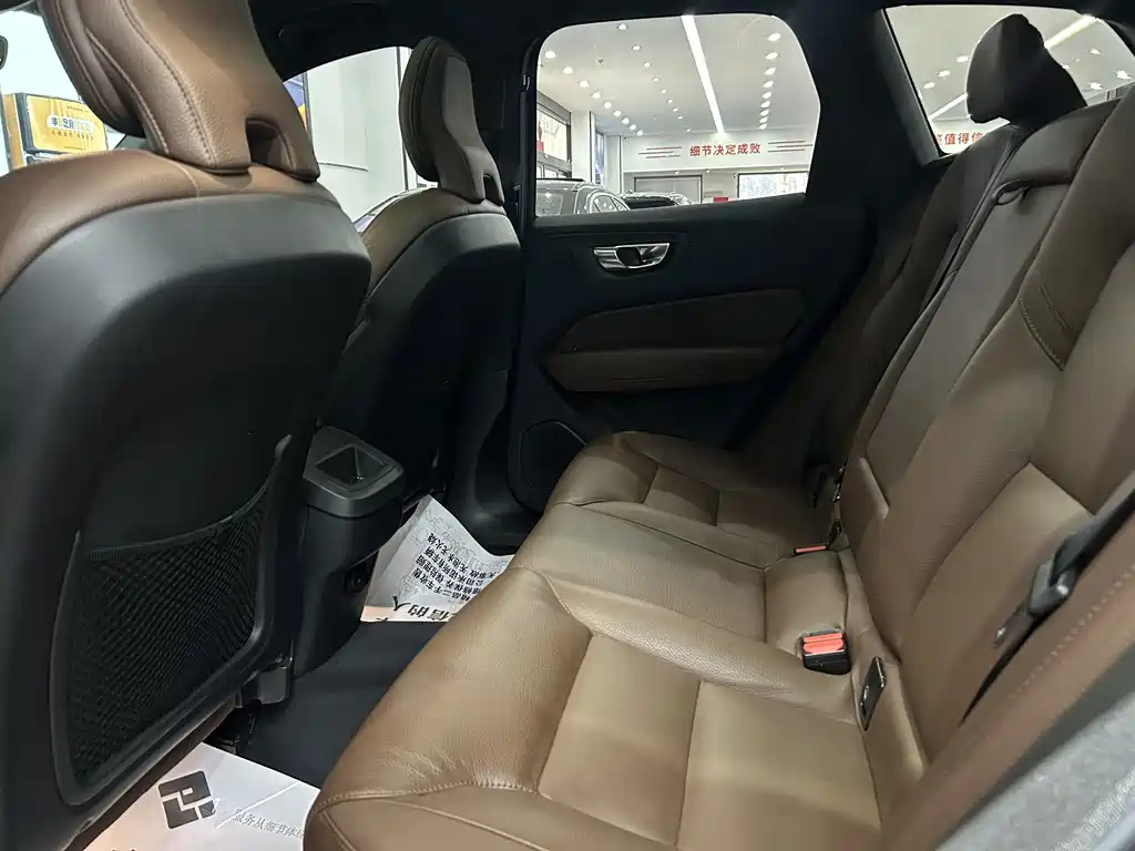 Volvo Volvo XC60 2022 B5 AWD Momentum Luxury Edition 2022 - thumbnail 7
