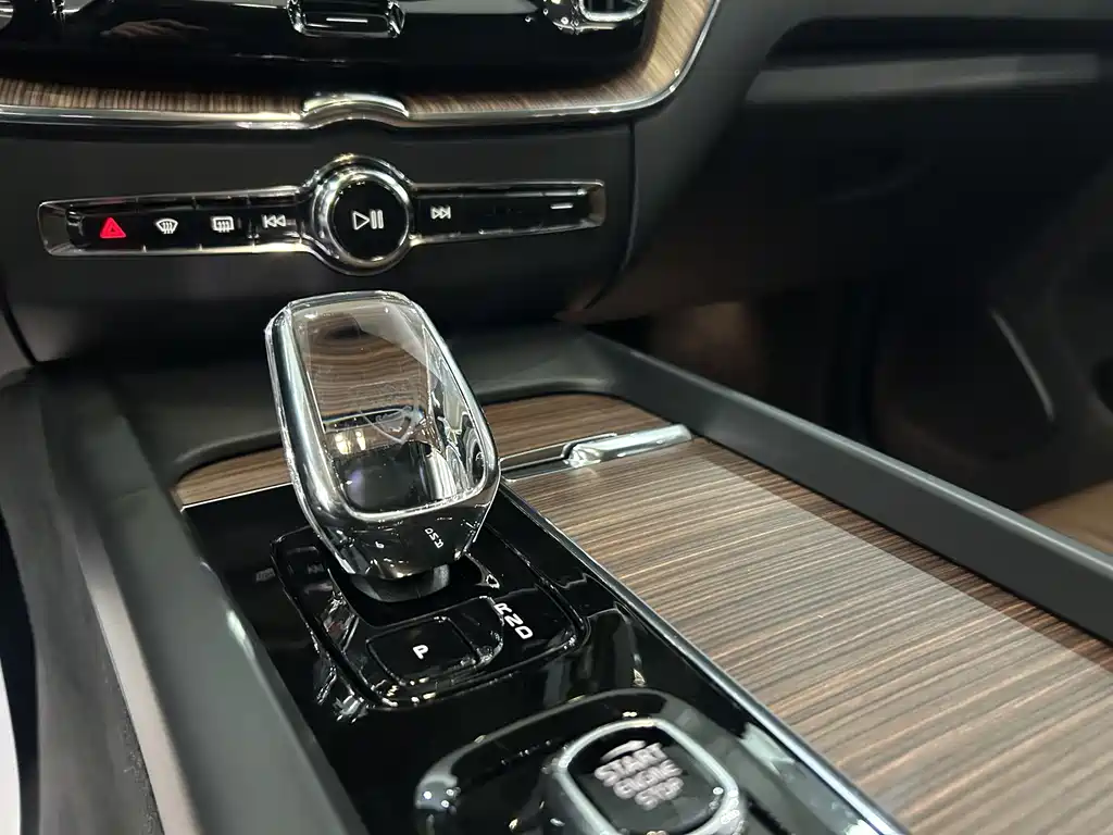 Volvo Volvo XC60 2022 B5 AWD Momentum Luxury Edition 2022 - thumbnail 9