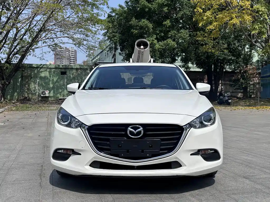 Mazda Mazda 3 Axela 2017 Sedan 1.5L Manual Comfort Model VI 2019 - thumbnail 2