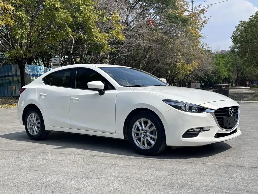 Mazda Mazda 3 Axela 2017 Sedan 1.5L Manual Comfort Model VI 2019 - thumbnail 3