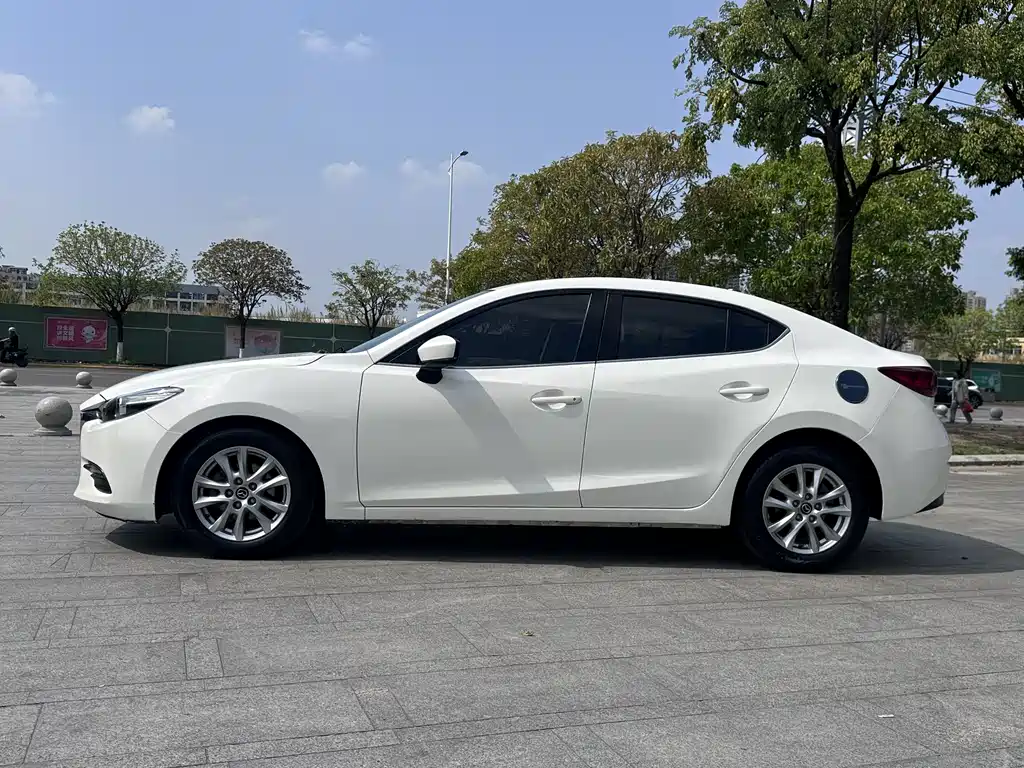 Mazda Mazda 3 Axela 2017 Sedan 1.5L Manual Comfort Model VI 2019 - thumbnail 5