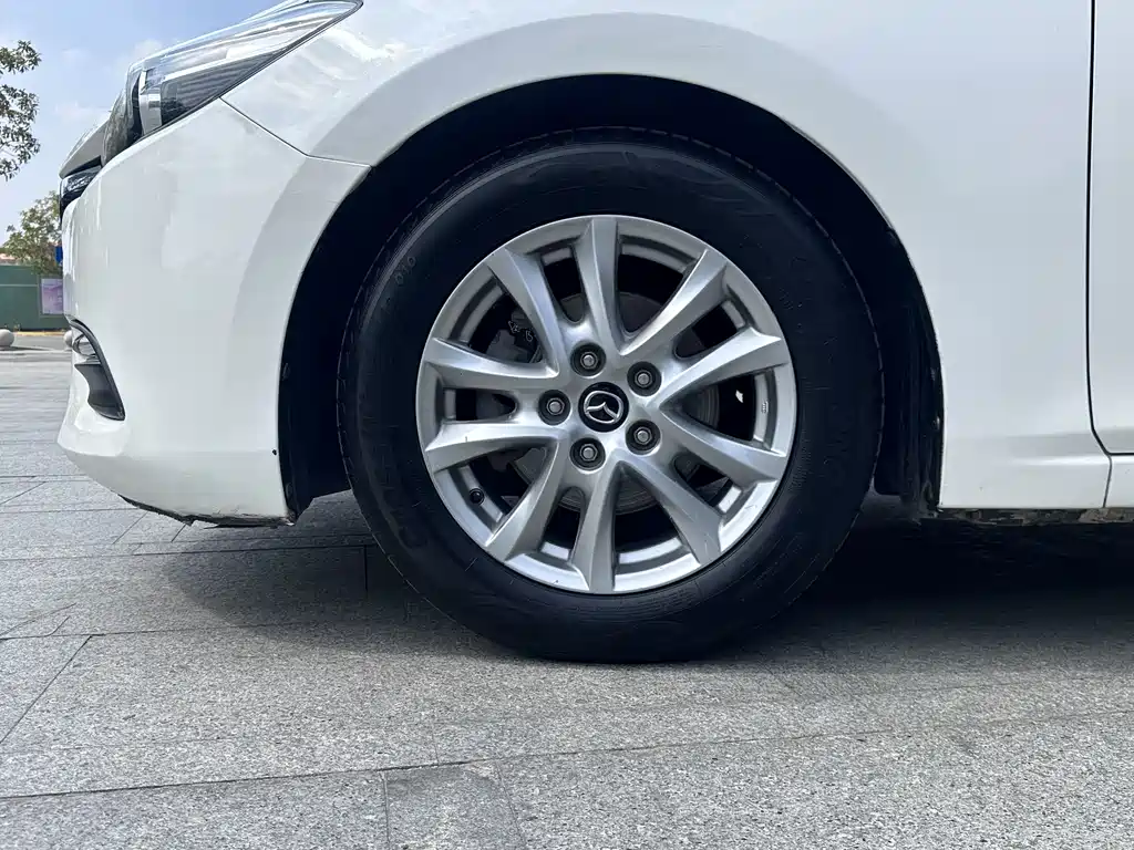 Mazda Mazda 3 Axela 2017 Sedan 1.5L Manual Comfort Model VI 2019 - thumbnail 6