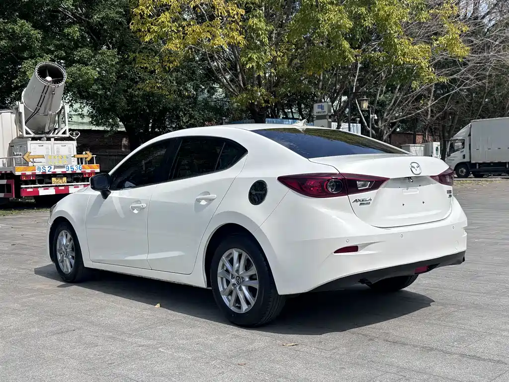 Mazda Mazda 3 Axela 2017 Sedan 1.5L Manual Comfort Model VI 2019 - thumbnail 9