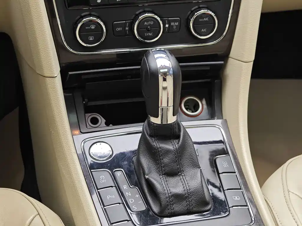 Volkswagen Passat 2015 1.8TSI DSG Luxury Edition 2016 - thumbnail 18