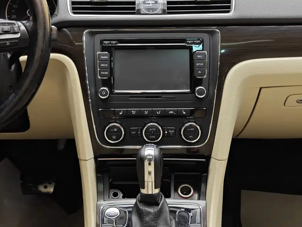 Volkswagen Passat 2015 1.8TSI DSG Luxury Edition 2016 - thumbnail 19