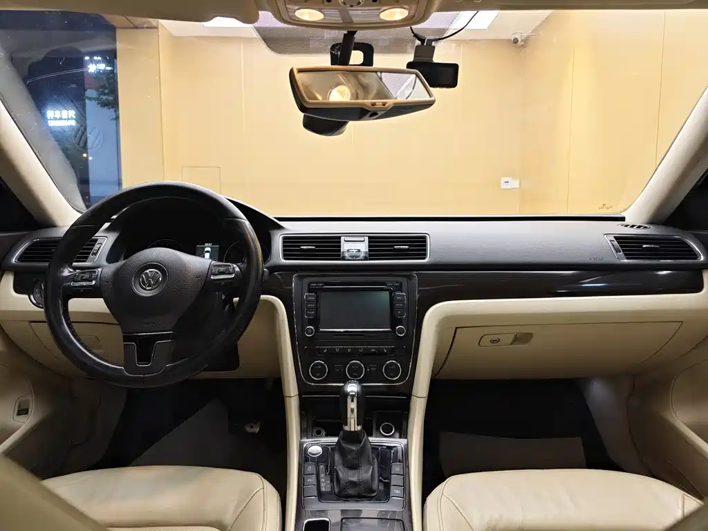Volkswagen Passat 2015 1.8TSI DSG Luxury Edition 2016 - thumbnail 20