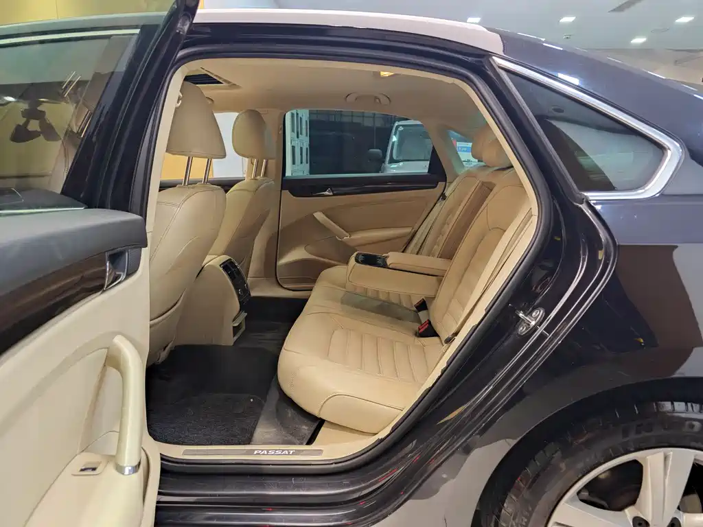 Volkswagen Passat 2015 1.8TSI DSG Luxury Edition 2016 - thumbnail 22