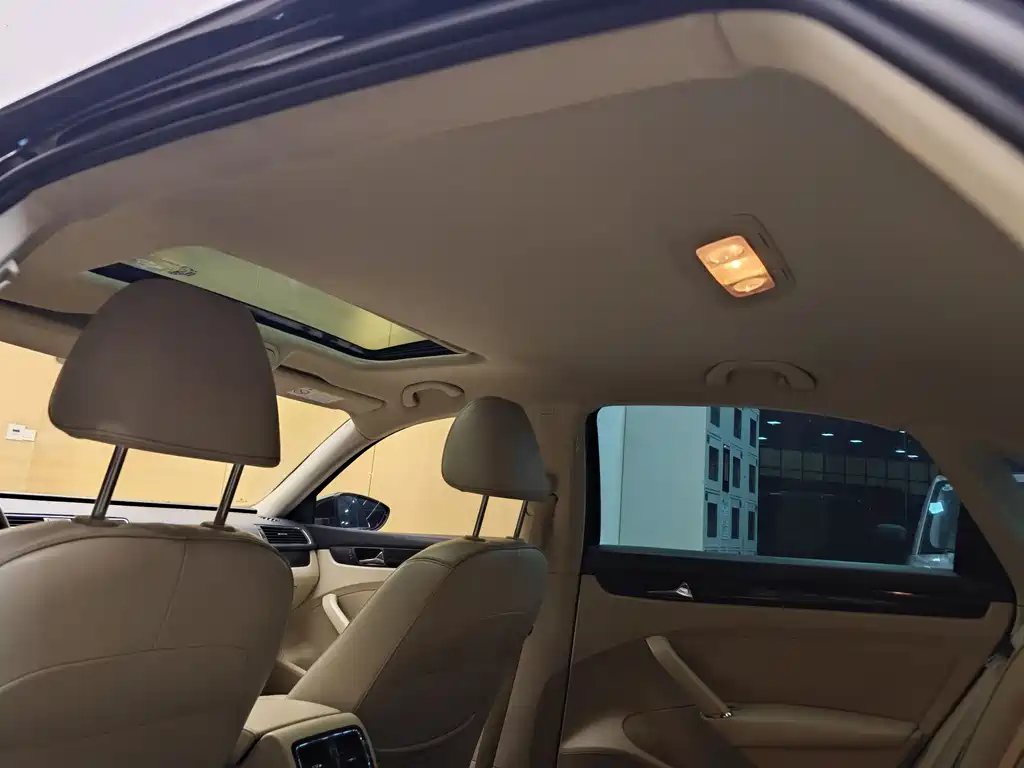 Volkswagen Passat 2015 1.8TSI DSG Luxury Edition 2016 - thumbnail 25