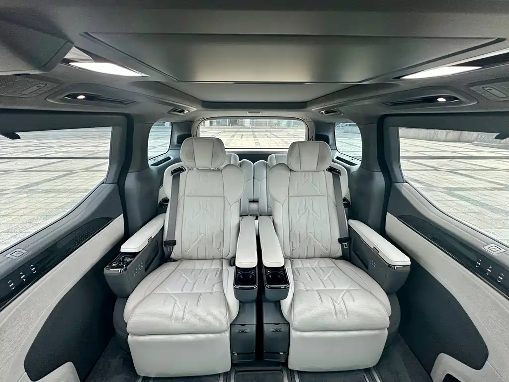 Zeekr Zeekr 009 2024 Six-Seat Executive Version AWD 108kWh 2025 - thumbnail 13