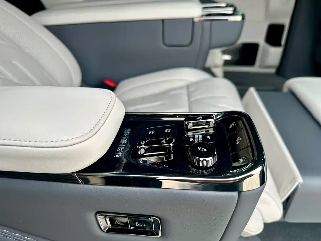 Zeekr Zeekr 009 2024 Six-Seat Executive Version AWD 108kWh 2025 - thumbnail 16