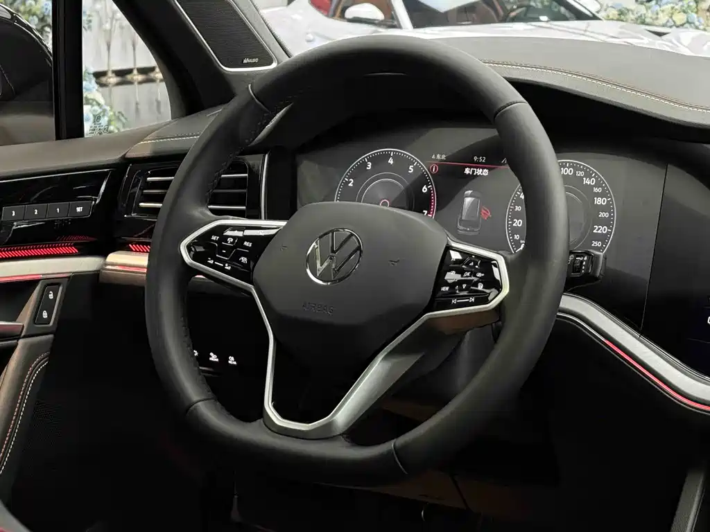 Volkswagen Volkswagen Touareg 2022 3.0TSI R-Line 20th Anniversary Special Edition 2023 - thumbnail 9