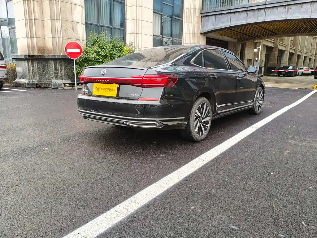 Volkswagen Volkswagen Passat 2023 330TSI Luxury Edition 2023 - thumbnail 3