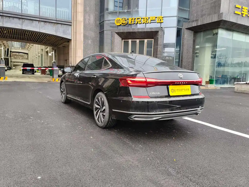 Volkswagen Volkswagen Passat 2023 330TSI Luxury Edition 2023 - thumbnail 4
