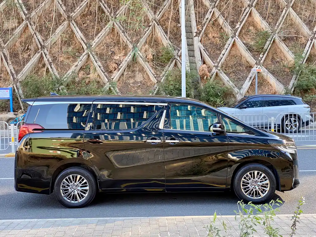 Toyota Alphard 2021 Model Hybrid 2.5L Luxury Version 2021 - thumbnail 4