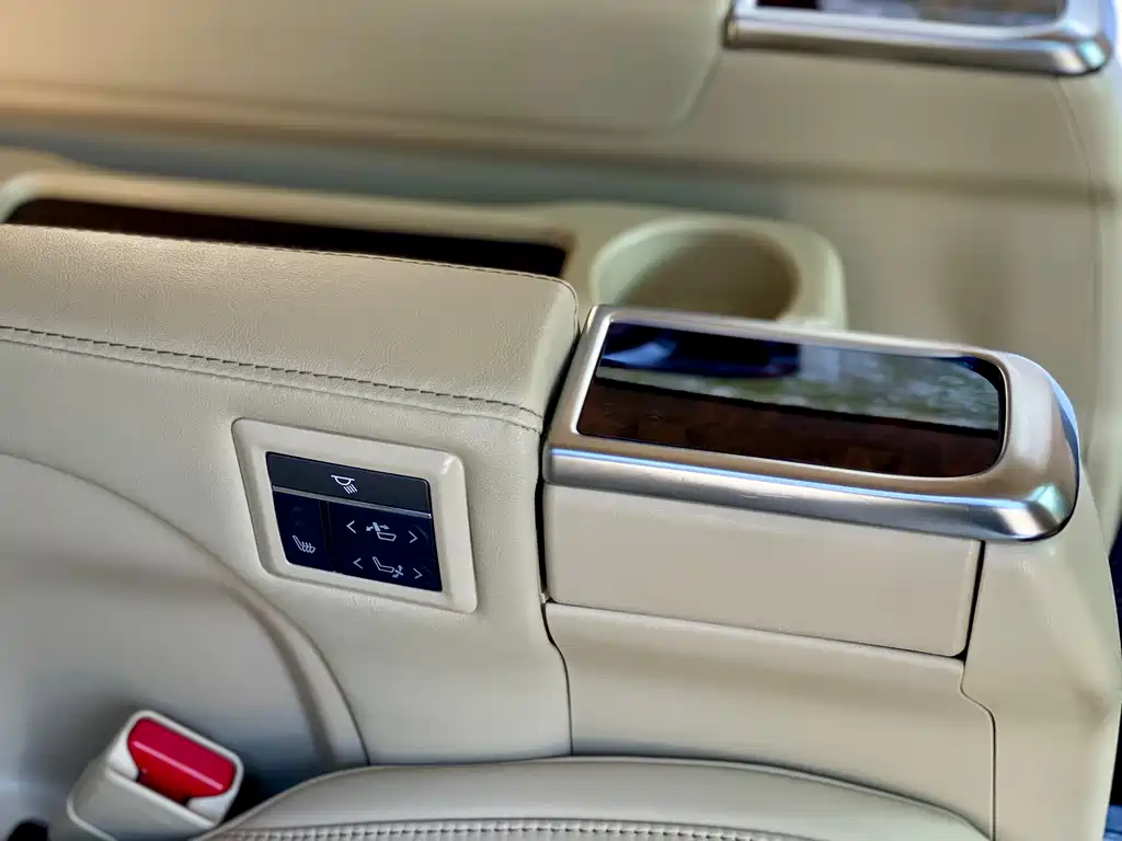 Toyota Alphard 2021 Model Hybrid 2.5L Luxury Version 2021 - thumbnail 21