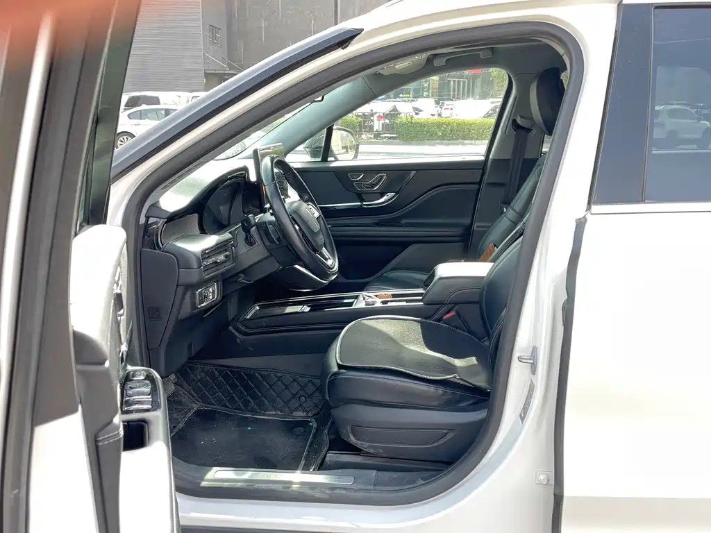 Lincoln Lynx 2022 2.0T Two-Wheel Drive Premium Edition 2022 - thumbnail 4