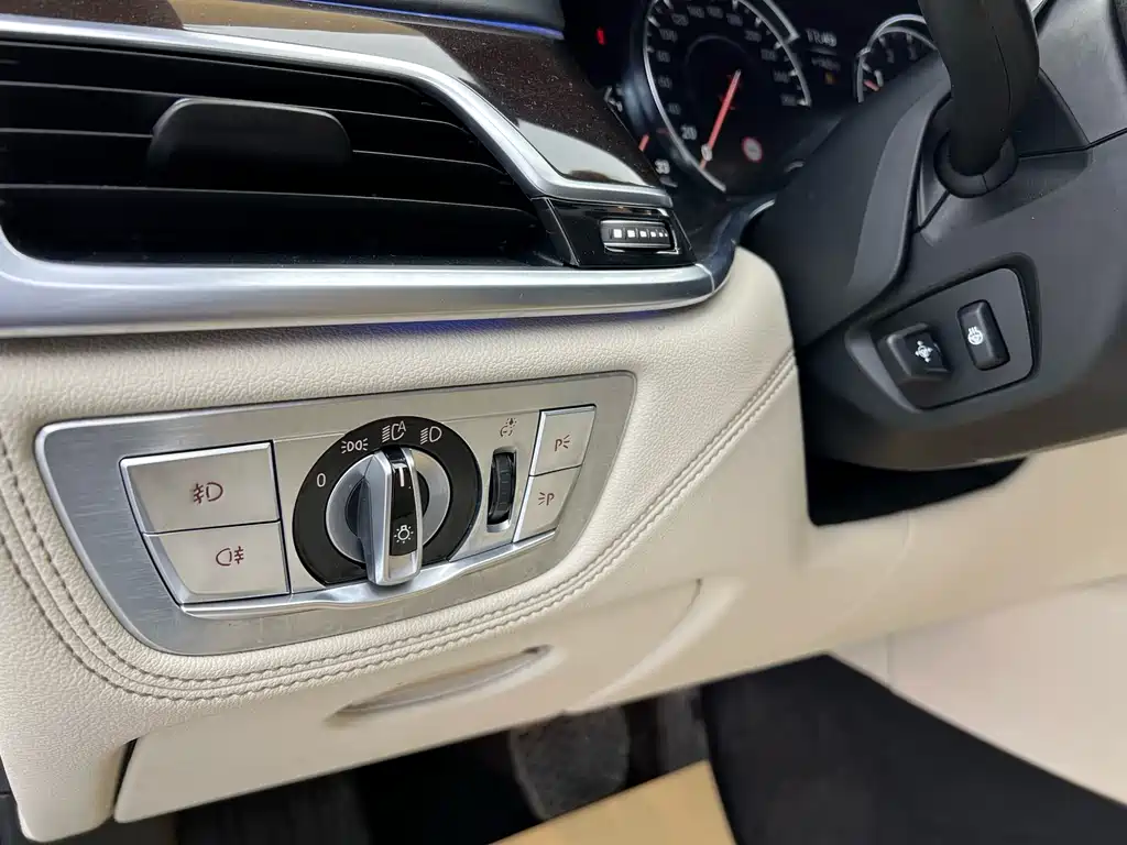 BMW BMW 7 Series 2016 740Li Premium Model 2019 - thumbnail 8