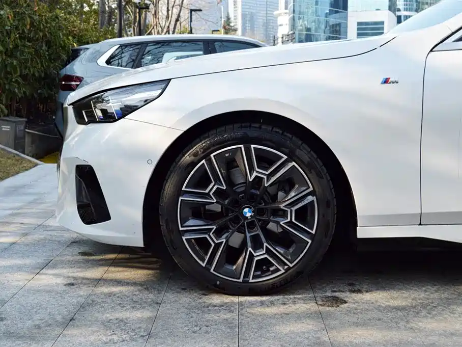 BMW BMW 5 Series 2025 530Li Premium M Sport Package 2025 - thumbnail 4