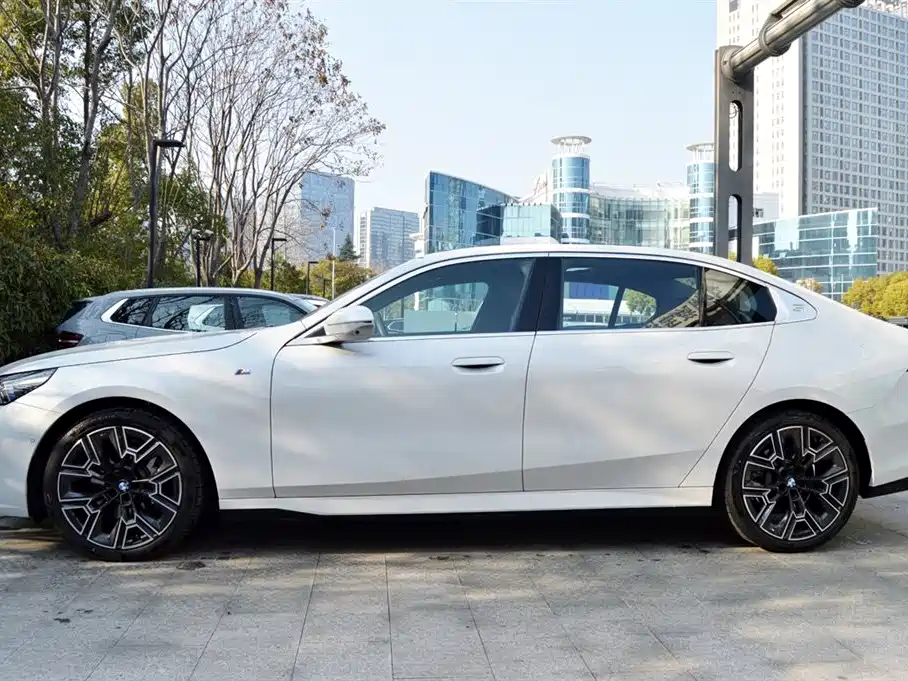 BMW BMW 5 Series 2025 530Li Premium M Sport Package 2025 - thumbnail 5