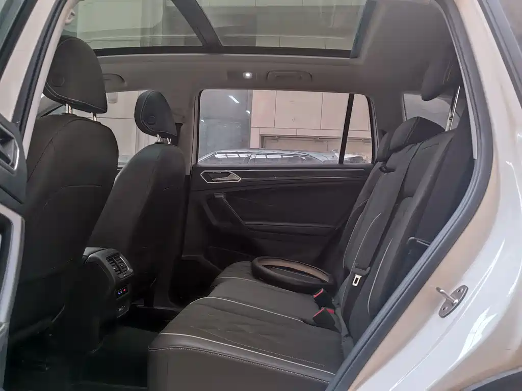 Volkswagen Tiguan L 2022 330TSI Automatic 2WD Smart Enjoy Edition 2022 - thumbnail 4