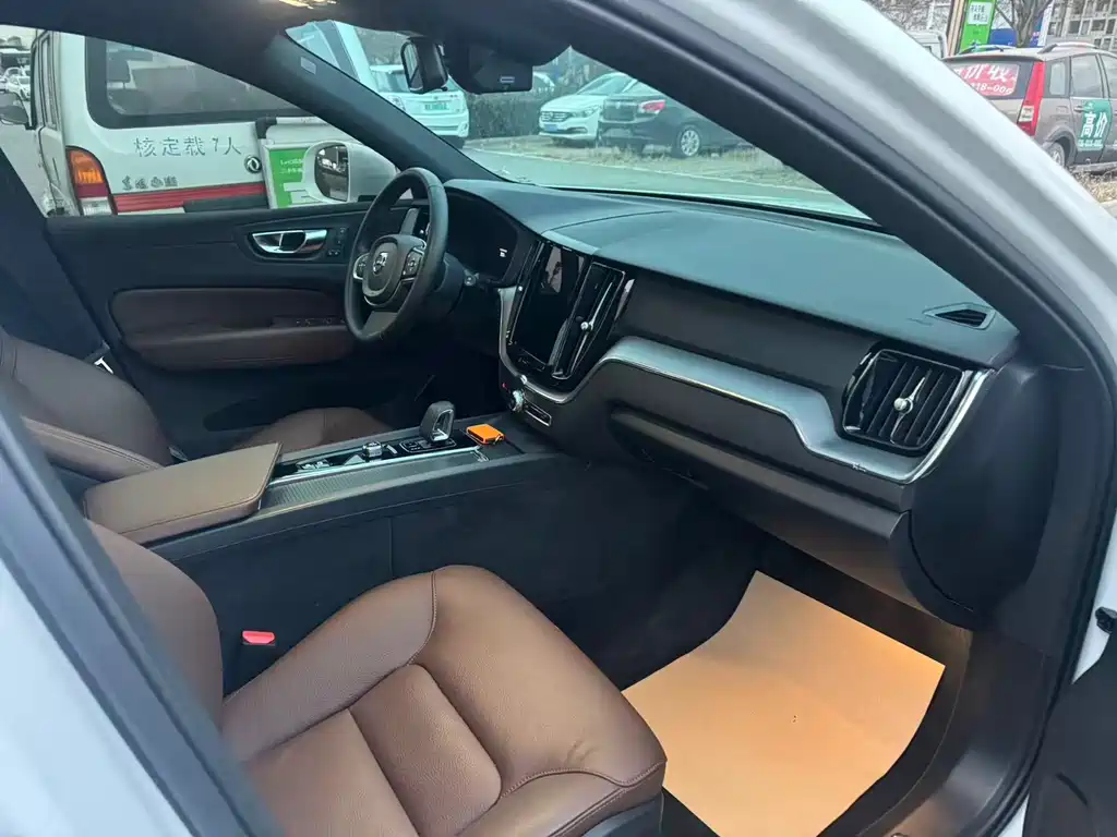 Volvo Volvo XC60 2024 B5 AWD Momentum Luxury Edition 2024 - thumbnail 3