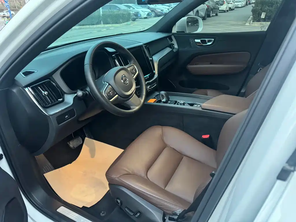 Volvo Volvo XC60 2024 B5 AWD Momentum Luxury Edition 2024 - thumbnail 4