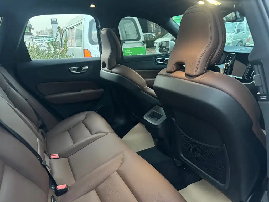Volvo Volvo XC60 2024 B5 AWD Momentum Luxury Edition 2024 - thumbnail 5