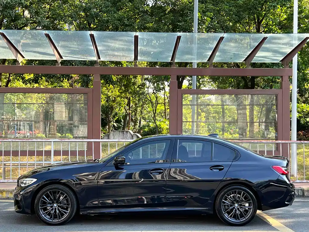 BMW BMW 3 Series 2020 Model Year Facelift 325i M Sport Shadow Night Package 2020 - thumbnail 2
