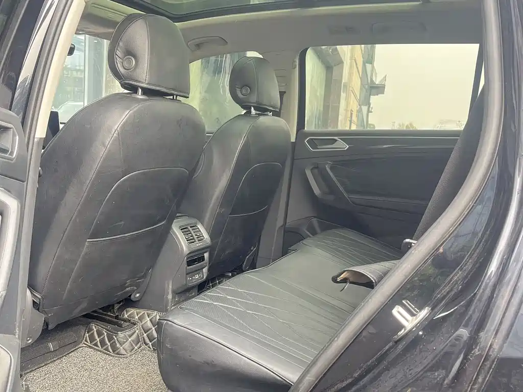 Volkswagen Tiguan L 2022 330TSI Automatic 2WD R-Line Premium Edition 2022 - thumbnail 5