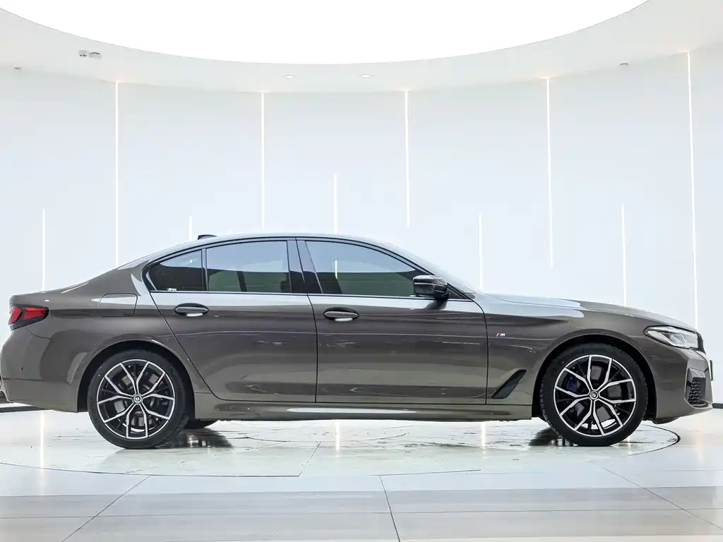 BMW BMW 5 Series Import 2022 Model Facelift 2 540i Style Edition M Sport Package 2023 - thumbnail 4