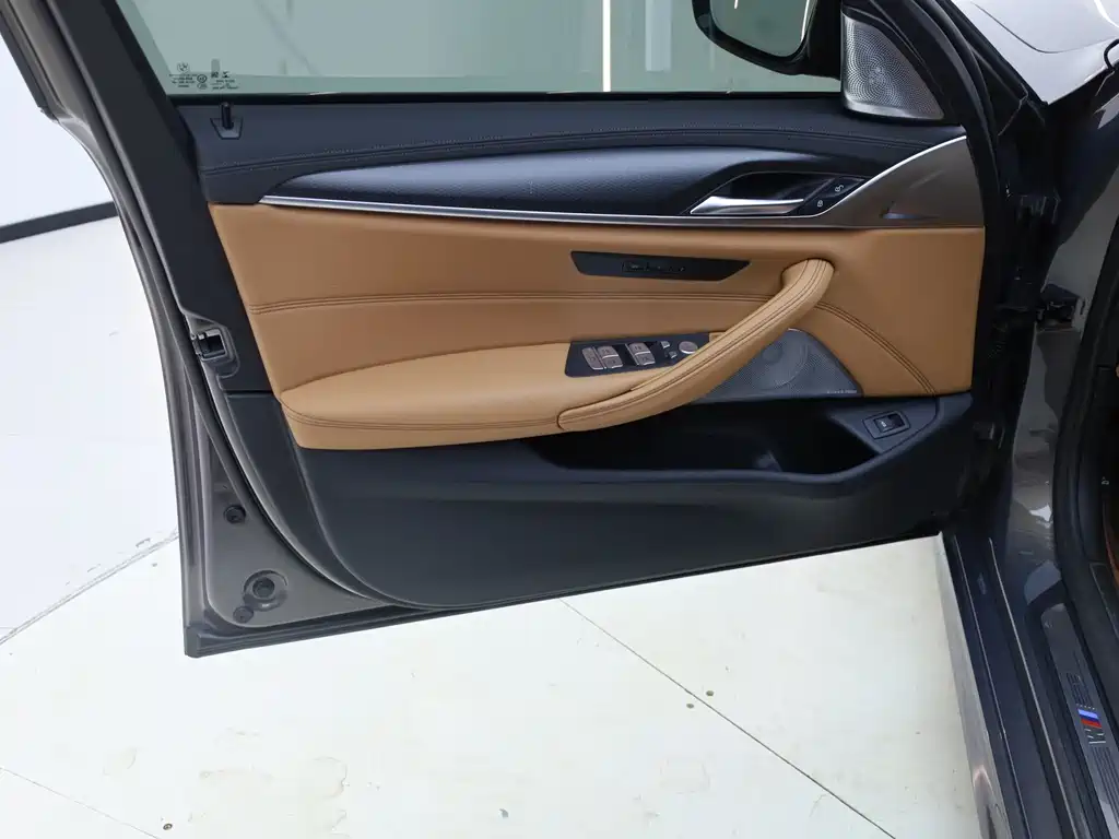 BMW BMW 5 Series Import 2022 Model Facelift 2 540i Style Edition M Sport Package 2023 - thumbnail 26