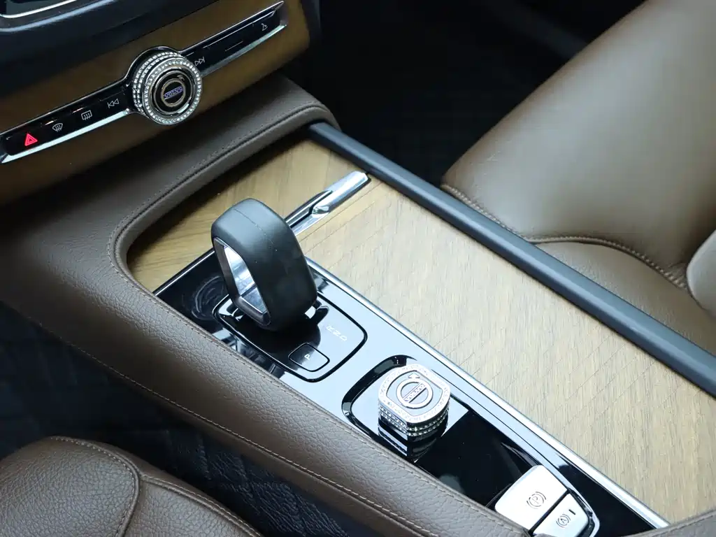 Volvo Volvo XC90 2022 B5 Momentum Luxury 7-seater 2022 - thumbnail 11