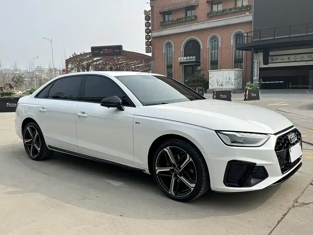 Audi Audi A4L 2024 40 TFSI Luxury Dynamic Model 2025 - thumbnail 3