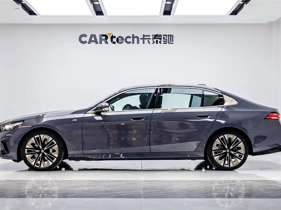 BMW BMW 5 Series 2025 530Li Luxury M Sport Package 2025 - thumbnail 3