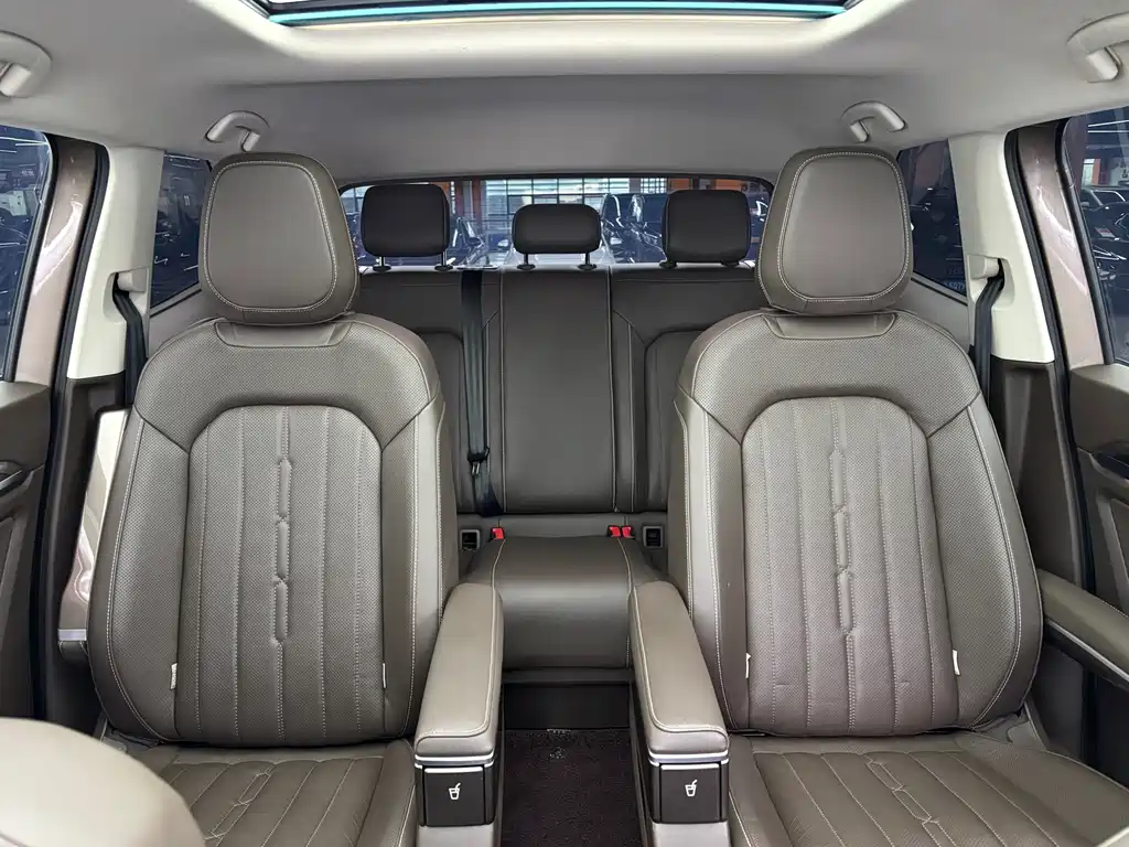 Volkswagen Viloran 2020 330TSI Luxury Edition 2021 - thumbnail 4