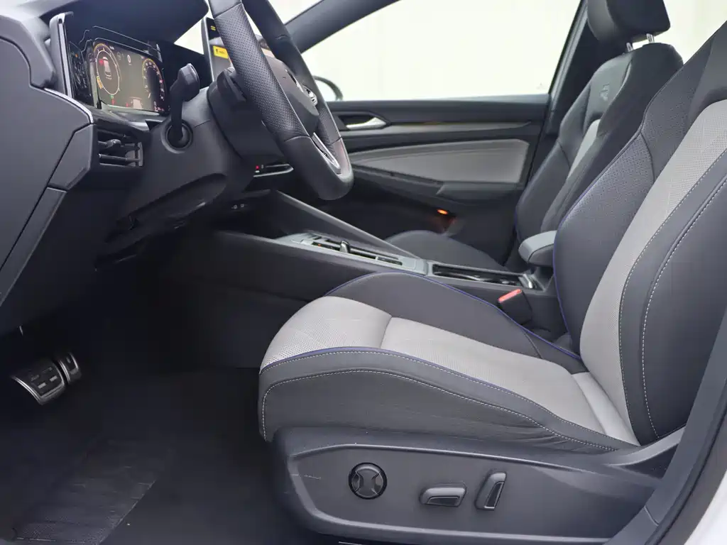 Volkswagen Golf 2025 300TSI R-Line 2025 - thumbnail 5
