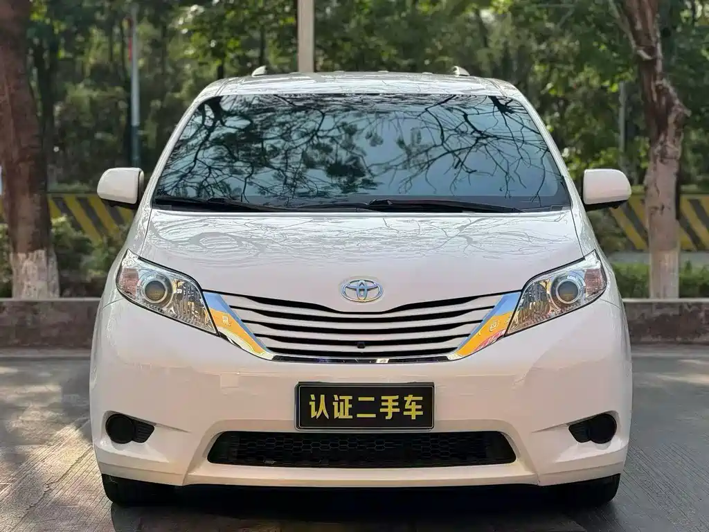 Toyota Toyota Sienna 2015 3.5L AWD LE 2018 - thumbnail 2