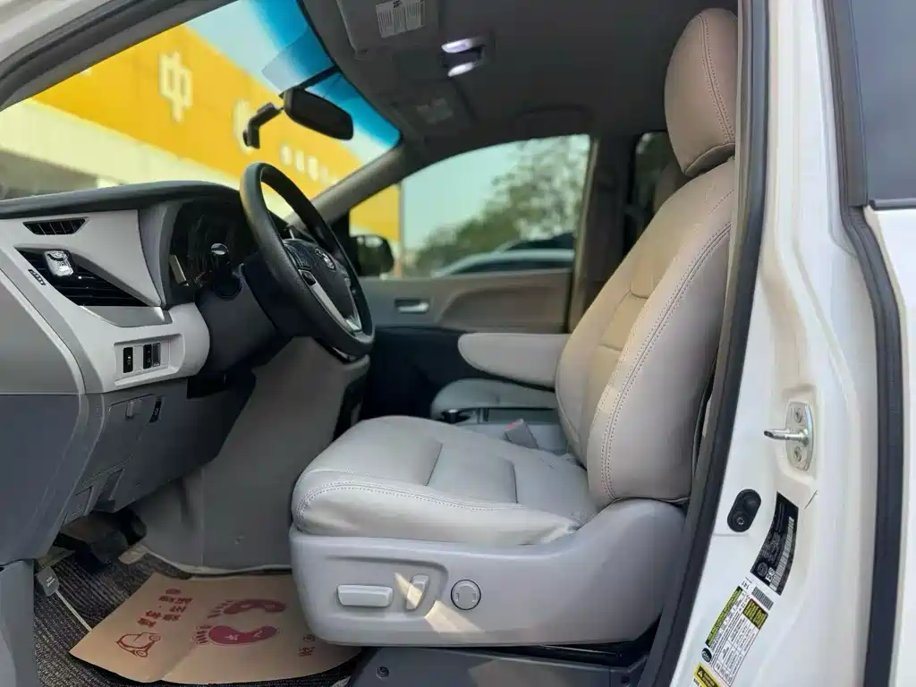 Toyota Toyota Sienna 2015 3.5L AWD LE 2018 - thumbnail 4