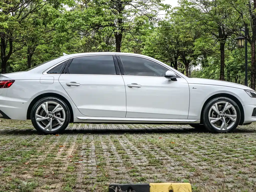 Audi Audi A4L 2020 40 TFSI Luxury Elegant Model 2021 - thumbnail 5