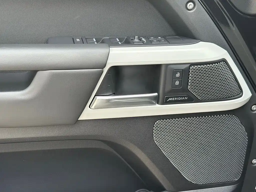 Land Rover Land Rover Defender 2022 110 P400 Dark Black Special Edition 2022 - thumbnail 26