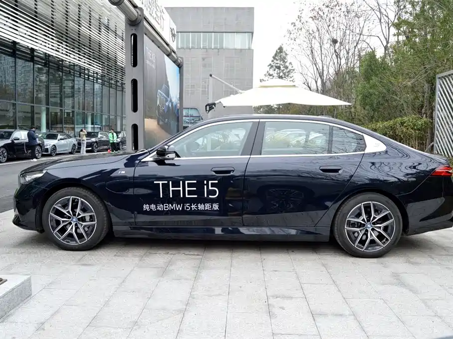 BMW BMW i5 2025 eDrive 40L M Sport Package 2025 - thumbnail 2