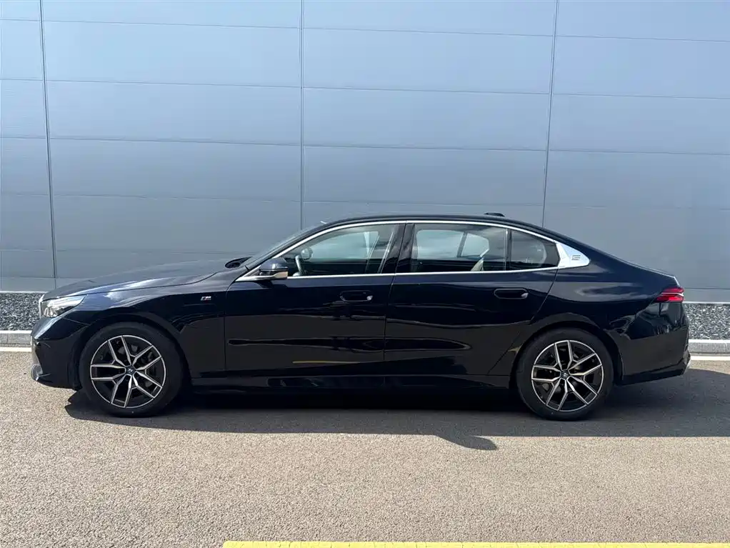 BMW BMW i5 2024 eDrive 35L M Sport Package 2025 - thumbnail 5