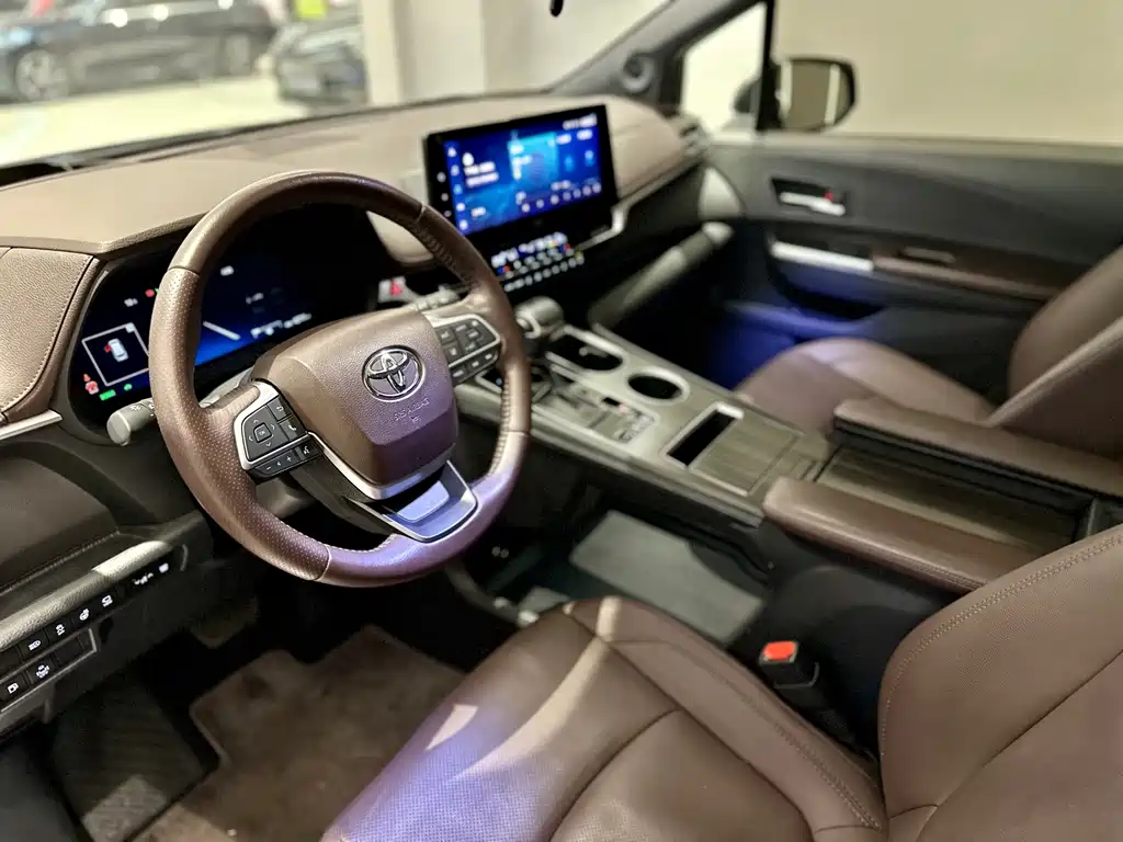 Toyota Toyota Sienna 2023 2.5L Hybrid Platinum Edition 2023 - thumbnail 4