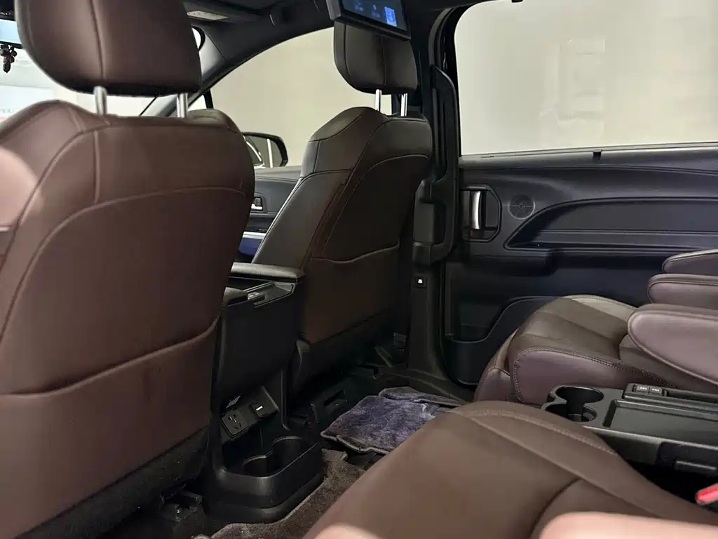 Toyota Toyota Sienna 2023 2.5L Hybrid Platinum Edition 2023 - thumbnail 5