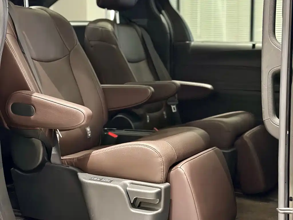 Toyota Toyota Sienna 2023 2.5L Hybrid Platinum Edition 2023 - thumbnail 6