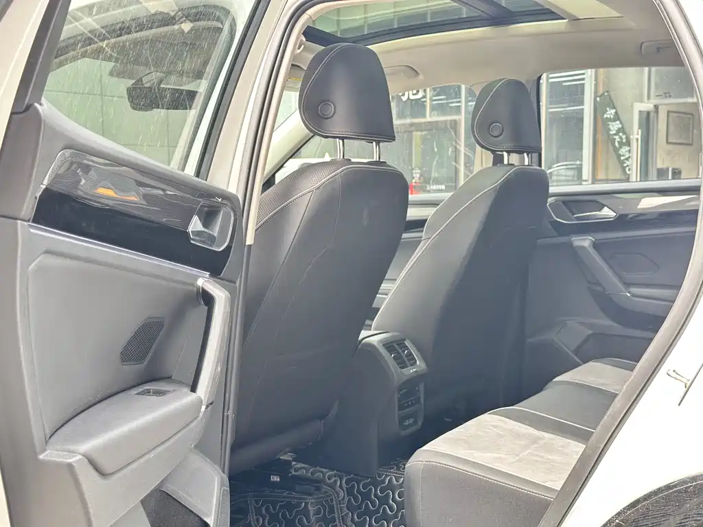 Volkswagen Tayron X 2020 330TSI Two-Wheel Drive Premium Intelligent Connectivity Edition 2022 - thumbnail 4